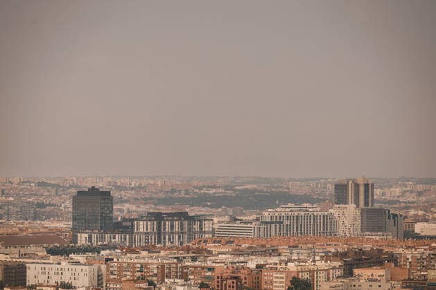 The sky over Madrid at dawn is shrouded in smoke from the fire in the western mountains. The sky is shrouded in smoke caused by the fire in the western mountains, as seen from Cerro del Tío Pío on July 25, 2026, in Madrid, Spain. A total of 63,000 people have been directly affected by the severity of the fire in the Madrid region, but millions have felt the consequences in the city of Madrid: an intense smell of burning, a blanket of smoke covering the capital, and a shower of ash. JULY 25, 2026 FOREST FIRE POLLUTION SMOKE Carlos Lujá Madrid, Madrid, Spain  Copyright: xCarlosxLujanx 7687130