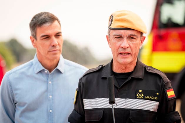 Sánchez Visits the Forward Command Post in Cenicientos, Madrid: Prime Minister Pedro Sánchez (left) and UME Chief Francisco Javier Marcos (right) at the Forward Command Post in the area affected by the forest fires in the western mountains, on July 25, 2026, in Cenicientos, Madrid, Spain. Sánchez visits the FCP and attends the meeting of the State Committee for Coordination and Management of the State Emergency Plan (CECOD), during which the progress of the fires in the central part of the country will be assessed. July 25, 2026, in Cenicientos, Madrid, Spain.  Copyright: xA.xPÃ rezxMecax 7687165