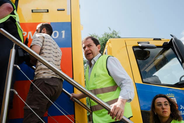 The wildfire in Ávila forces the evacuation of seven more towns and leaves 13,750 people affected after a difficult night. The president of the Regional Government of Castile and León, Alfonso Fernández Manueco, at the Forward Command Post (PMA) during efforts to extinguish the wildfire, on July 25, 2026, in Navaluenga, Ávila, Castile and León, Spain. The forest fire in Burgohondo, Ávila—now in its fourth day this Saturday—has forced the preventive evacuation of the towns of Piedralaves, La Adrada, Casillas, Sotillo, Santa María del Tiétar, Navahondilla, and Casavieja following a difficult night marked by constantly changing weather conditions and the proximity of the fire advancing from the Community of Madrid, while, for the time being,  Copyright: xMateoxLanzuelax 7687193