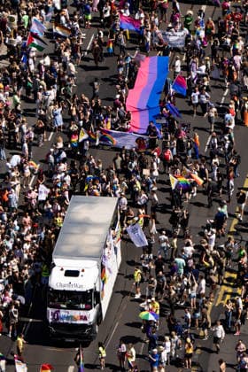 Menschen von oben in am Leipziger Platz beim 48. Christopher Street Day Demonstration in Berlin am 25. Juli 2026. Christopher Street Day Demo in Berlin *** Aerial view of people at Leipziger Platz during the 48th Christopher Street Day demonstration in Berlin on July 25, 2026 Christopher Street Day demonstration in Berlin