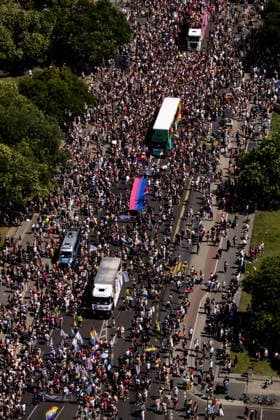 Menschen von oben in am Leipziger Platz beim 48. Christopher Street Day Demonstration in Berlin am 25. Juli 2026. Christopher Street Day Demo in Berlin *** Aerial view of people at Leipziger Platz during the 48th Christopher Street Day demonstration in Berlin on July 25, 2026 Christopher Street Day demonstration in Berlin