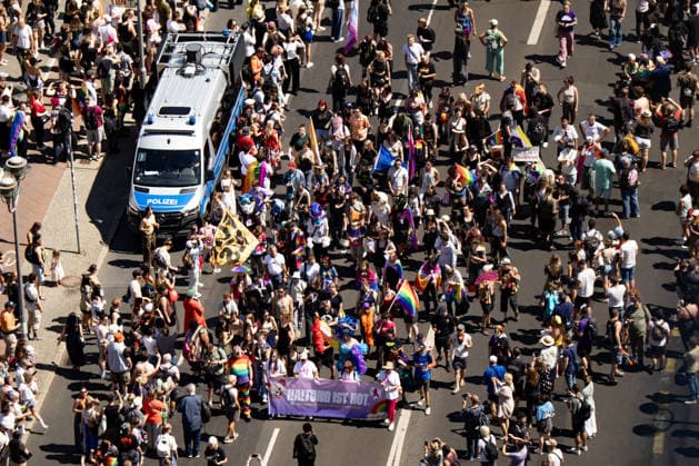 Menschen von oben in am Leipziger Platz beim 48. Christopher Street Day Demonstration in Berlin am 25. Juli 2026. Christopher Street Day Demo in Berlin *** Aerial view of people at Leipziger Platz during the 48th Christopher Street Day demonstration in Berlin on July 25, 2026 Christopher Street Day demonstration in Berlin