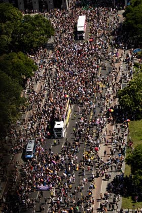 Menschen von oben in am Leipziger Platz beim 48. Christopher Street Day Demonstration in Berlin am 25. Juli 2026. Christopher Street Day Demo in Berlin *** Aerial view of people at Leipziger Platz during the 48th Christopher Street Day demonstration in Berlin on July 25, 2026 Christopher Street Day demonstration in Berlin