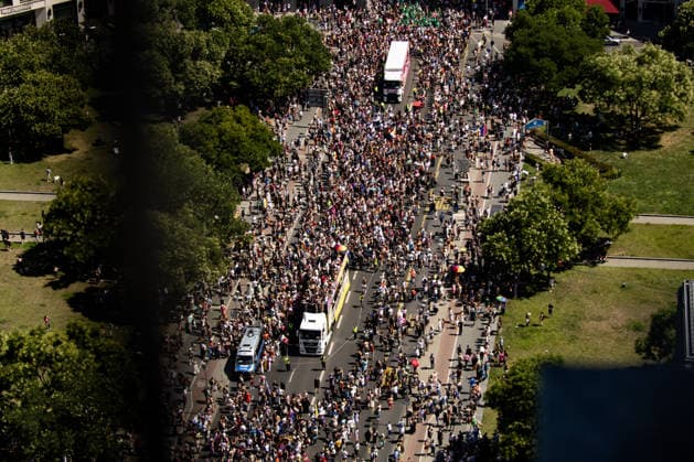 Menschen von oben in am Leipziger Platz beim 48. Christopher Street Day Demonstration in Berlin am 25. Juli 2026. Christopher Street Day Demo in Berlin *** Aerial view of people at Leipziger Platz during the 48th Christopher Street Day demonstration in Berlin on July 25, 2026 Christopher Street Day demonstration in Berlin