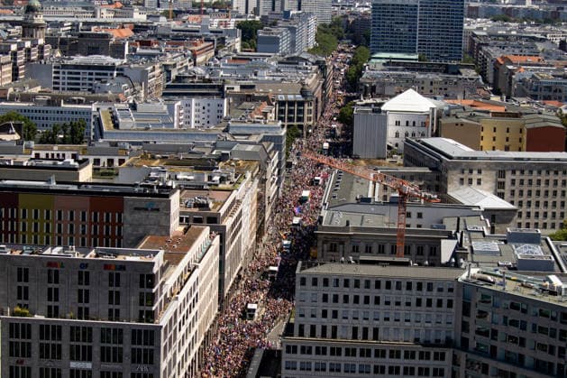 Menschen von oben in am Leipziger Platz beim 48. Christopher Street Day Demonstration in Berlin am 25. Juli 2026. Christopher Street Day Demo in Berlin *** Aerial view of people at Leipziger Platz during the 48th Christopher Street Day demonstration in Berlin on July 25, 2026 Christopher Street Day demonstration in Berlin