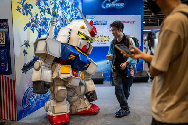 HONGKONG-DAILY COMIC-CON A man interacting with a Gundam at the Hong Kong Ani-Com & Games Hong Kong 2026 in Hong Kong, July 25, 2026. NEXPHER Vernon Yuen HONG KONG
