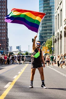 Menschen nehmen den 48. Christopher Street Day Demonstration in Berlin am 25. Juli 2026. Christopher Street Day Demo in Berlin *** People attend the 48th Christopher Street Day march in Berlin on July 25, 2026 Christopher Street Day march in Berlin