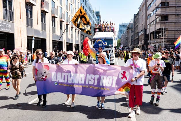 Menschen nehmen den 48. Christopher Street Day Demonstration in Berlin am 25. Juli 2026. Christopher Street Day Demo in Berlin *** People attend the 48th Christopher Street Day march in Berlin on July 25, 2026 Christopher Street Day march in Berlin