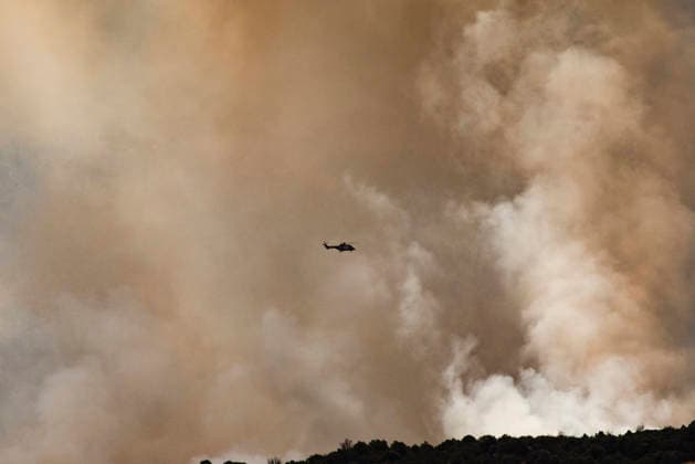 The wildfire in Ávila forces the evacuation of seven more towns and leaves 13,750 people affected after a difficult night A helicopter flies through smoke from the wildfire on July 25, 2026, in Navaluenga, Ávila, Castile and León, Spain. The forest fire in Burgohondo, Ávila—now in its fourth day this Saturday—has forced the preventive evacuation of the towns of Piedralaves, La Adrada, Casillas, Sotillo, Santa María del Tiétar, Navahondilla, and Casavieja following a difficult night marked by constantly changing weather conditions and the proximity of the fire advancing from the Community of Madrid, while, for the time being, the affected population totals 5,150 evacuees and 8,600 people under lockdown. JULY 25, 2026 FOREST FIRE Navaluenga,  Copyright: xMateoxLanzuelax 7687235