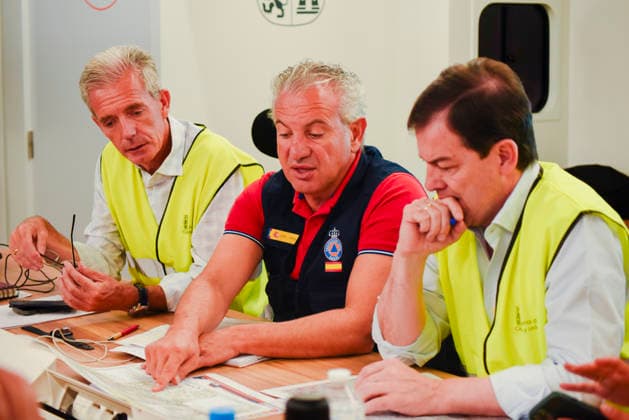 The wildfire in Ávila forces the evacuation of seven more towns and leaves 13,750 people affected after a difficult night. The president of the Regional Government of Castile and León, Alfonso Fernández Manueco (d), and the Government Delegate in Castile and León, Nicanor Sen Vélez (c), at the Forward Command Post (PMA) during efforts to extinguish the wildfire, on July 25, 2026, in Navaluenga, Ávila, Castile and León, Spain. The wildfire in Burgohondo, Ávila—now in its fourth day this Saturday— has forced the preventive evacuation of the towns of Piedralaves, La Adrada, Casillas, Sotillo, Santa María del Tiétar, Navahondilla, and Casavieja following a difficult night marked by constantly changing weather conditions and the proximity of th  Copyright: xMateoxLanzuelax 7687237
