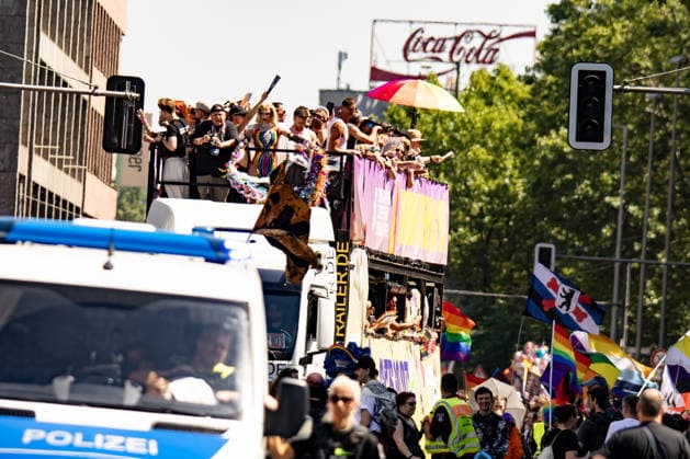 Menschen nehmen den 48. Christopher Street Day Demonstration in Berlin am 25. Juli 2026. Christopher Street Day Demo in Berlin *** People attend the 48th Christopher Street Day march in Berlin on July 25, 2026 Christopher Street Day march in Berlin