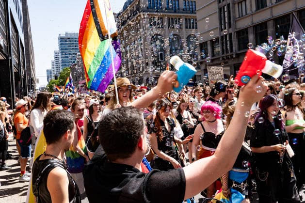 Menschen nehmen den 48. Christopher Street Day Demonstration in Berlin am 25. Juli 2026. Christopher Street Day Demo in Berlin *** People attend the 48th Christopher Street Day march in Berlin on July 25, 2026 Christopher Street Day march in Berlin