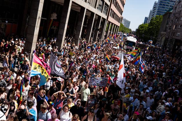 Menschen nehmen den 48. Christopher Street Day Demonstration in Berlin am 25. Juli 2026. Christopher Street Day Demo in Berlin *** People attend the 48th Christopher Street Day march in Berlin on July 25, 2026 Christopher Street Day march in Berlin