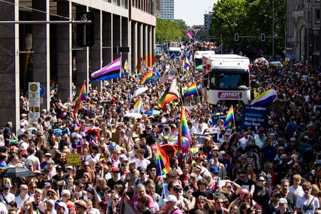 Menschen nehmen den 48. Christopher Street Day Demonstration in Berlin am 25. Juli 2026. Christopher Street Day Demo in Berlin *** People attend the 48th Christopher Street Day march in Berlin on July 25, 2026 Christopher Street Day march in Berlin