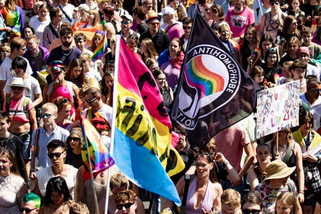 Menschen nehmen den 48. Christopher Street Day Demonstration in Berlin am 25. Juli 2026. Christopher Street Day Demo in Berlin *** People attend the 48th Christopher Street Day march in Berlin on July 25, 2026 Christopher Street Day march in Berlin