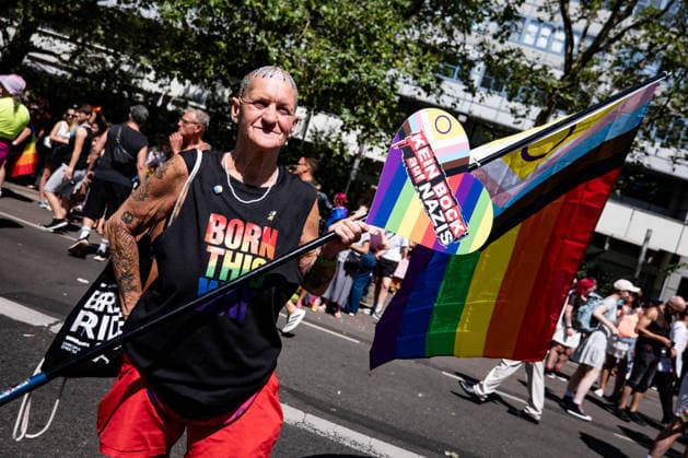 Menschen nehmen den 48. Christopher Street Day Demonstration in Berlin am 25. Juli 2026. Christopher Street Day Demo in Berlin *** People attend the 48th Christopher Street Day march in Berlin on July 25, 2026 Christopher Street Day march in Berlin