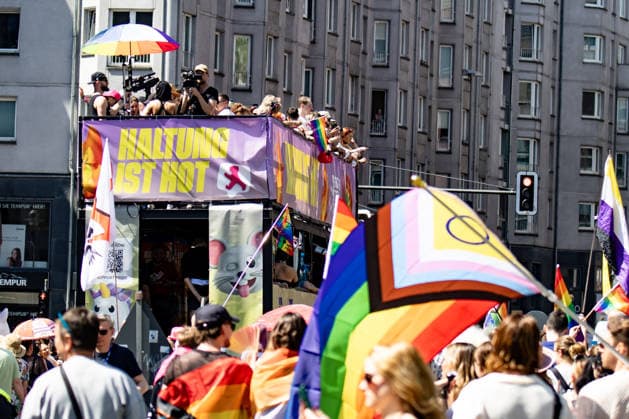 Menschen nehmen den 48. Christopher Street Day Demonstration in Berlin am 25. Juli 2026. Christopher Street Day Demo in Berlin *** People attend the 48th Christopher Street Day march in Berlin on July 25, 2026 Christopher Street Day march in Berlin