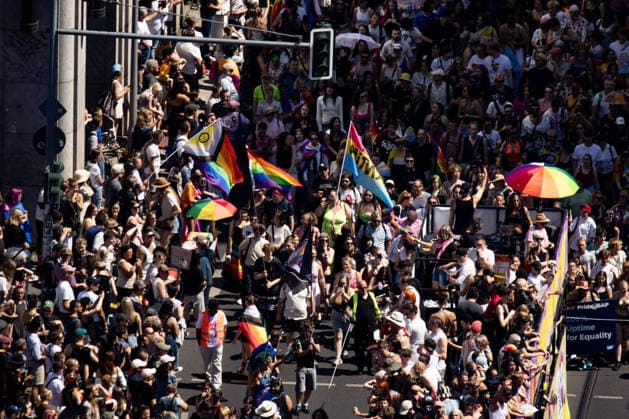 Menschen von oben in am Leipziger Platz beim 48. Christopher Street Day Demonstration in Berlin am 25. Juli 2026. Christopher Street Day Demo in Berlin *** Aerial view of people at Leipziger Platz during the 48th Christopher Street Day demonstration in Berlin on July 25, 2026 Christopher Street Day demonstration in Berlin