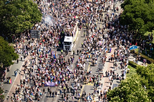 Menschen von oben in am Leipziger Platz beim 48. Christopher Street Day Demonstration in Berlin am 25. Juli 2026. Christopher Street Day Demo in Berlin *** Aerial view of people at Leipziger Platz during the 48th Christopher Street Day demonstration in Berlin on July 25, 2026 Christopher Street Day demonstration in Berlin