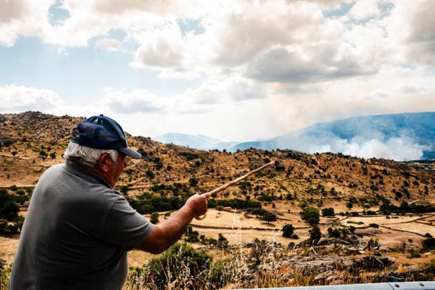 The wildfire in Ávila forces the evacuation of seven more towns and leaves 13,750 people affected after a difficult night. A person points to a plume of smoke from the wildfire on July 25, 2026, in Navaluenga, Ávila, Castile and León, Spain. The forest fire in Burgohondo, Ávila—now in its fourth day this Saturday—has forced the preventive evacuation of the towns of Piedralaves, La Adrada, Casillas, Sotillo, Santa María del Tiétar, Navahondilla, and Casavieja following a difficult night marked by constantly changing weather conditions and the proximity of the fire advancing from the Community of Madrid, while, for the time being, the affected population totals 5,150 evacuees and 8,600 people under lockdown. JULY 25, 2026 FOREST FIRE Navalue  Copyright: xMateoxLanzuelax 7687248