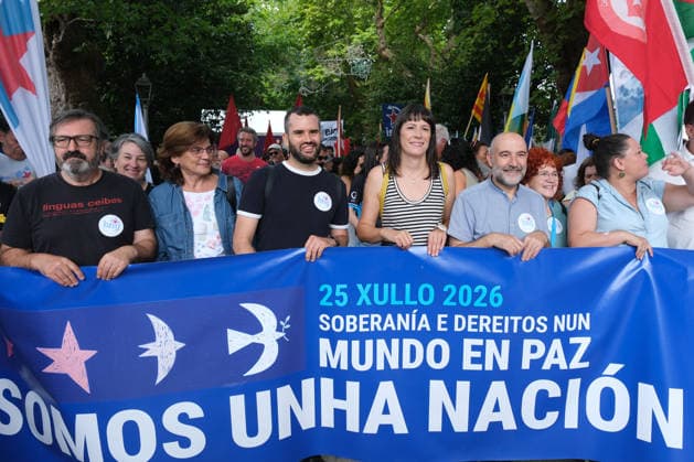 Demonstration in Santiago de Compostela organized by the BNG to mark Galician National Day. BNG National Spokesperson Ana Pontón C carries a flag bearing the slogan We Are a Nation during a demonstration organized by the BNG to mark Galician National Day, on July 25, 2026, in Santiago de Compostela, A Coruna, Galicia, Spain. The march winds through the city center to the Praza da Quintana under the slogan We Are a Nation: Sovereignty and Rights in a World at Peace, on a day also marked by the Offering to the Apostle. JULY 25, 2026 NATIONALIST AND INDEPENDENCE RALLY Santiago de Compostela, A Coruna Santiago de Compostela, A Coruna, Spain  Copyright: xCÃ sarxArxinax 7687270