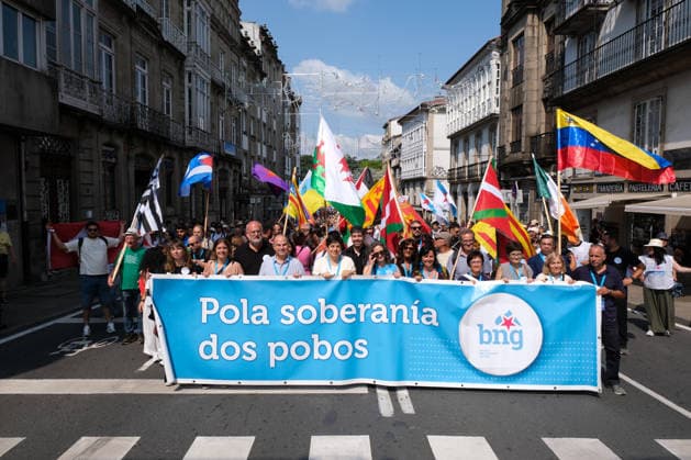 Demonstration in Santiago de Compostela organized by the BNG to mark Galician National Day. Several people carry a flag bearing the slogan For the sovereignty of the peoples during a demonstration organized by the BNG to mark Galician National Day, on July 25, 2026, in Santiago de Compostela, A Coruna, Galicia, Spain. The march winds through the city center to the Praza da Quintana under the slogan We Are a Nation: Sovereignty and Rights in a World at Peace, on a day also marked by the Offering to the Apostle JULY 25, 2026 DEMONSTRATION NATIONALISM INDEPENDENCE MOVEMENT Santiago de Compostela, A Coruna Santiago de Compostela, A Coruna, Spain  Copyright: xCÃ sarxArxinax 7687273