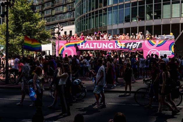 Menschen beim 48. Christopher Street Day Demonstration in Berlin am 25. Juli 2026. Christopher Street Day Demo in Berlin *** People at the 48th Christopher Street Day demonstration in Berlin on July 25, 2026 Christopher Street Day demonstration in Berlin