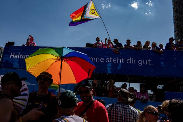 Menschen beim 48. Christopher Street Day Demonstration in Berlin am 25. Juli 2026. Christopher Street Day Demo in Berlin *** People at the 48th Christopher Street Day demonstration in Berlin on July 25, 2026 Christopher Street Day demonstration in Berlin