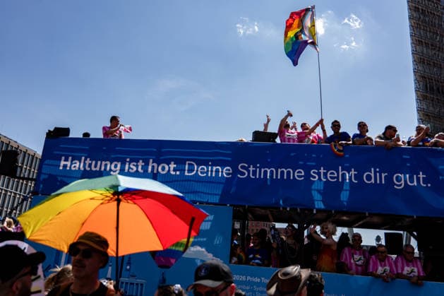 Menschen beim 48. Christopher Street Day Demonstration in Berlin am 25. Juli 2026. Christopher Street Day Demo in Berlin *** People at the 48th Christopher Street Day demonstration in Berlin on July 25, 2026 Christopher Street Day demonstration in Berlin