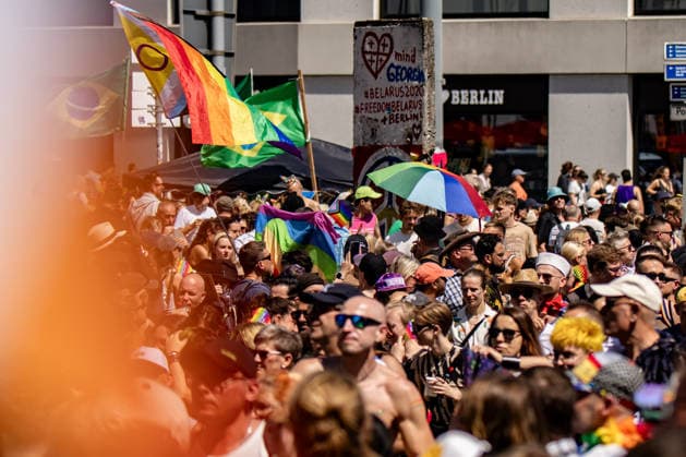 Menschen beim 48. Christopher Street Day Demonstration in Berlin am 25. Juli 2026. Christopher Street Day Demo in Berlin *** People at the 48th Christopher Street Day demonstration in Berlin on July 25, 2026 Christopher Street Day demonstration in Berlin