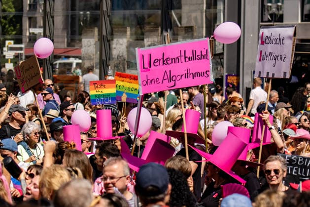 Menschen beim 48. Christopher Street Day Demonstration in Berlin am 25. Juli 2026. Christopher Street Day Demo in Berlin *** People at the 48th Christopher Street Day demonstration in Berlin on July 25, 2026 Christopher Street Day demonstration in Berlin
