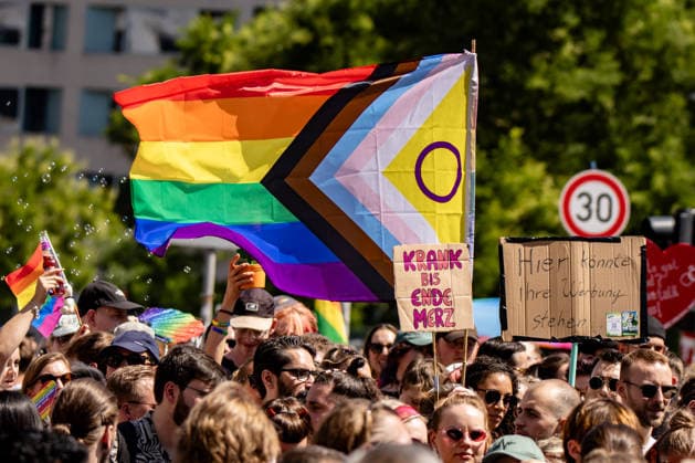 Menschen beim 48. Christopher Street Day Demonstration in Berlin am 25. Juli 2026. Christopher Street Day Demo in Berlin *** People at the 48th Christopher Street Day demonstration in Berlin on July 25, 2026 Christopher Street Day demonstration in Berlin