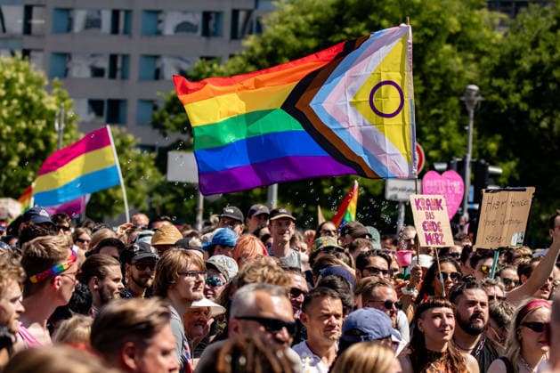 Menschen beim 48. Christopher Street Day Demonstration in Berlin am 25. Juli 2026. Christopher Street Day Demo in Berlin *** People at the 48th Christopher Street Day demonstration in Berlin on July 25, 2026 Christopher Street Day demonstration in Berlin