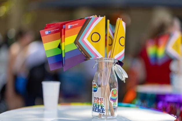 CSD Stuttgart 2026 Parade, Bunt, laut und vielfältig: Tausende Menschen feiern bei der CSD-Parade 2026 in der Stuttgarter Innenstadt friedlich für die Rechte der LGBTQIA-Community und setzen ein starkes Zeichen für Diversität. Die Polizei war im Großeinsatz und sorgte für Sicherheit während der Großveranstaltung Stuttgart Baden Württemberg Deutschland *** Stuttgart CSD 2026 Parade, Colorful, loud, and diverse: Thousands of people peacefully celebrated the rights of the LGBTQIA community at the 2026 CSD Parade in downtown Stuttgart, sending a strong message of diversity. The police were out in force and ensured safety during the major event. Stuttgart, Baden-Württemberg, Germany
