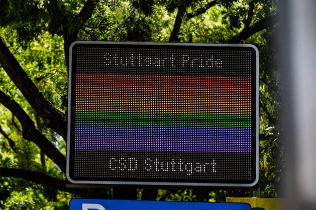 CSD Stuttgart 2026 Parade, Bunt, laut und vielfältig: Tausende Menschen feiern bei der CSD-Parade 2026 in der Stuttgarter Innenstadt friedlich für die Rechte der LGBTQIA-Community und setzen ein starkes Zeichen für Diversität. Die Polizei war im Großeinsatz und sorgte für Sicherheit während der Großveranstaltung Stuttgart Baden Württemberg Deutschland *** Stuttgart CSD 2026 Parade, Colorful, loud, and diverse: Thousands of people peacefully celebrated the rights of the LGBTQIA community at the 2026 CSD Parade in downtown Stuttgart, sending a strong message of diversity. The police were out in force and ensured safety during the major event. Stuttgart, Baden-Württemberg, Germany