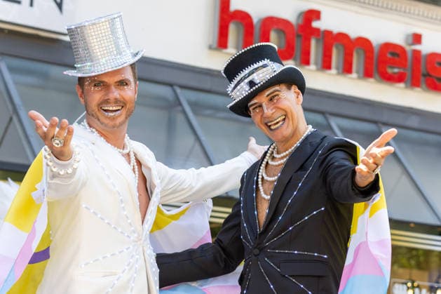 CSD Stuttgart 2026 Parade, Bunt, laut und vielfältig: Tausende Menschen feiern bei der CSD-Parade 2026 in der Stuttgarter Innenstadt friedlich für die Rechte der LGBTQIA-Community und setzen ein starkes Zeichen für Diversität. Die Polizei war im Großeinsatz und sorgte für Sicherheit während der Großveranstaltung Stuttgart Baden Württemberg Deutschland *** Stuttgart CSD 2026 Parade, Colorful, loud, and diverse: Thousands of people peacefully celebrated the rights of the LGBTQIA community at the 2026 CSD Parade in downtown Stuttgart, sending a strong message of diversity. The police were out in force and ensured safety during the major event. Stuttgart, Baden-Württemberg, Germany
