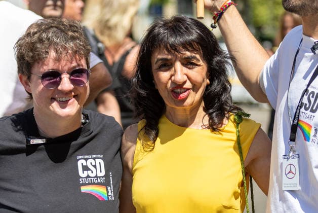 CSD Stuttgart 2026 Parade, Bunt, laut und vielfältig: Tausende Menschen feiern bei der CSD-Parade 2026 in der Stuttgarter Innenstadt friedlich für die Rechte der LGBTQIA-Community und setzen ein starkes Zeichen für Diversität. Die Polizei war im Großeinsatz und sorgte für Sicherheit während der Großveranstaltung Stuttgart Baden Württemberg Deutschland *** Stuttgart CSD 2026 Parade, Colorful, loud, and diverse: Thousands of people peacefully celebrated the rights of the LGBTQIA community at the 2026 CSD Parade in downtown Stuttgart, sending a strong message of diversity. The police were out in force and ensured safety during the major event. Stuttgart, Baden-Württemberg, Germany