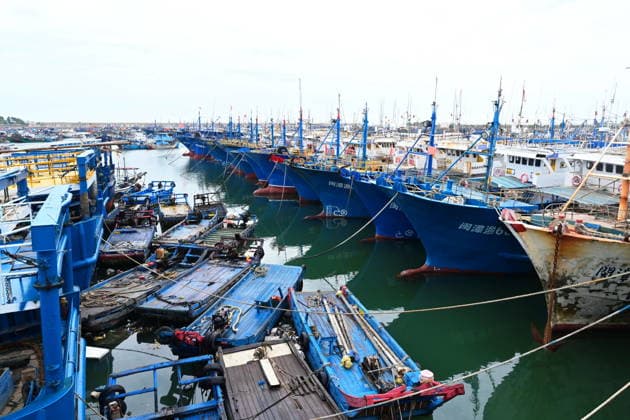 (260725) -- BEIJING, July 25, 2026 -- Fishing boats take shelter from the typhoon at a port in Zhangzhou, southeast China s Fujian Province, on July 25, 2026. China s State Flood Control and Drought Relief Headquarters on Saturday raised its emergency response for flood and typhoon control in Guangdong Province to Level III as Typhoon Noul intensified, while activating a Level IV flood emergency response for Jiangxi and Hunan provinces. Typhoon Noul, the 12th typhoon of the year, is expected to make landfall along the coast between Hong Kong and Huilai in Guangdong Province between Saturday evening and Sunday morning. ) CHINA-TYPHOON NOUL-FISHING BOAT-SHELTERING (CN) LinxShanchuan 
