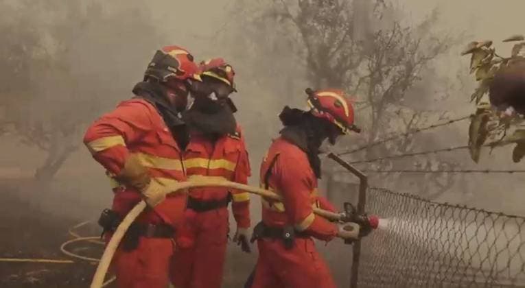 Spain wildfires scorch nearly 62,000 acres, affecting over 60,000 people NAVAS DEL REY, MADRID, SPAIN – JULY 25: (----EDITORIAL USE ONLY - MANDATORY CREDIT - MILITARY EMERGENCY UNIT OF SPAIN HANDOUT - NO MARKETING NO ADVERTISING CAMPAIGNS - DISTRIBUTED AS A SERVICE TO CLIENTS----) A screen grab taken from a video shows members of Spain s Military Emergency Unit (UME) take part in firefighting operations as crews battle the Sierra Oeste wildfire in Navas del Rey, Madrid region, Spain, on July 25, 2026. Emergency teams continued working to contain the blaze after multiple wildfires merged into a single large fire. Military Emergency Unit of Spain Handout Anadolu Madrid Spain. Editorial use only. Please get in touch for any other usage  Copyright: x2026xAnadoluxMilitaryxEmergencyxUnitxofxSpain Handoutx