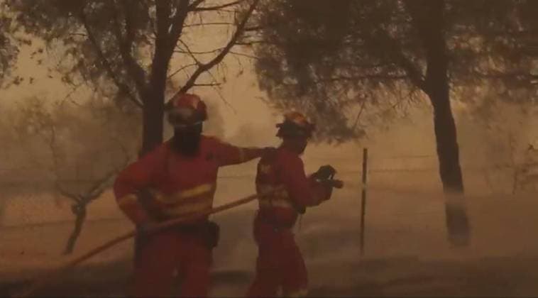 Spain wildfires scorch nearly 62,000 acres, affecting over 60,000 people NAVAS DEL REY, MADRID, SPAIN – JULY 25: (----EDITORIAL USE ONLY - MANDATORY CREDIT - MILITARY EMERGENCY UNIT OF SPAIN HANDOUT - NO MARKETING NO ADVERTISING CAMPAIGNS - DISTRIBUTED AS A SERVICE TO CLIENTS----) A screen grab taken from a video shows members of Spain s Military Emergency Unit (UME) take part in firefighting operations as crews battle the Sierra Oeste wildfire in Navas del Rey, Madrid region, Spain, on July 25, 2026. Emergency teams continued working to contain the blaze after multiple wildfires merged into a single large fire. Military Emergency Unit of Spain Handout Anadolu Madrid Spain. Editorial use only. Please get in touch for any other usage  Copyright: x2026xAnadoluxMilitaryxEmergencyxUnitxofxSpain Handoutx