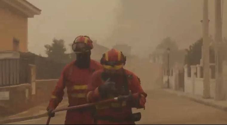 Spain wildfires scorch nearly 62,000 acres, affecting over 60,000 people NAVAS DEL REY, MADRID, SPAIN – JULY 25: (----EDITORIAL USE ONLY - MANDATORY CREDIT - MILITARY EMERGENCY UNIT OF SPAIN HANDOUT - NO MARKETING NO ADVERTISING CAMPAIGNS - DISTRIBUTED AS A SERVICE TO CLIENTS----) A screen grab taken from a video shows members of Spain s Military Emergency Unit (UME) take part in firefighting operations as crews battle the Sierra Oeste wildfire in Navas del Rey, Madrid region, Spain, on July 25, 2026. Emergency teams continued working to contain the blaze after multiple wildfires merged into a single large fire. Military Emergency Unit of Spain Handout Anadolu Madrid Spain. Editorial use only. Please get in touch for any other usage  Copyright: x2026xAnadoluxMilitaryxEmergencyxUnitxofxSpain Handoutx