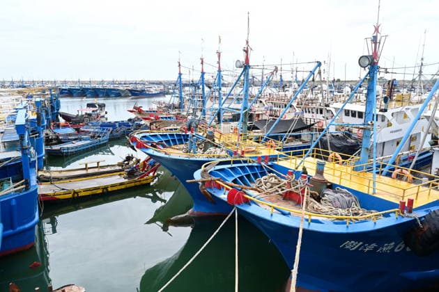 (260725) -- BEIJING, July 25, 2026 -- Fishing boats take shelter from the typhoon at a port in Zhangzhou, southeast China s Fujian Province, on July 25, 2026. China s State Flood Control and Drought Relief Headquarters on Saturday raised its emergency response for flood and typhoon control in Guangdong Province to Level III as Typhoon Noul intensified, while activating a Level IV flood emergency response for Jiangxi and Hunan provinces. Typhoon Noul, the 12th typhoon of the year, is expected to make landfall along the coast between Hong Kong and Huilai in Guangdong Province between Saturday evening and Sunday morning. ) CHINA-TYPHOON NOUL-FISHING BOAT-SHELTERING (CN) LinxShanchuan 