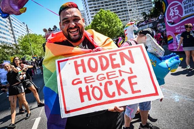 48. Berlin Pride Christopher Street Day (CSD) - Demonstration unter dem Motto Â«Haltung ist hotÂ» ** NUR FÜR REDAKTIONELLE ZWECKE ** EDITORIAL USE ONLY **<p>48. Berlin Pride Christopher Street Day (CSD) - Demonstration unter dem Motto Â«Haltung ist hotÂ», fotografiert am 25.07.2026 in Berlin. Berlin Berlin Berlin Copyright: MaurizioxGambarini *** 48 Berlin Pride Christopher Street Day (CSD) Demonstration under the slogan Attitude Is Hot ** FOR EDITORIAL USE ONLY ** EDITORIAL USE ONLY ** p 48 Berlin Pride Christopher Street Day (CSD) demonstration under the slogan Attitude is Hot, photographed on July 25, 2026, in Berlin Berlin Berlin Berlin Copyright MaurizioxGambarini Copyright: MaurizioxGambarini doc86vc70wtqdv1f5djamda ,EDITORIAL USE ONLY