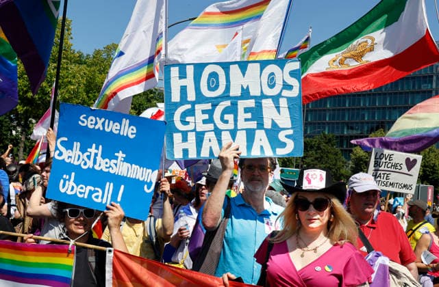 CSD Berlin 2026 Homos sagen Ja zu Israel und Homos gegen Hamas steht auf Plakaten während der CSD Pride Demo unter dem Motto Haltung ist Hot , Berlin, 25.07.2026. Berlin Berlin Deutschland *** CSD Berlin 2026: Gays Say Yes to Israel and Gays Against Hamas are written on posters during the CSD Pride Parade under the slogan Taking a Stand Is Hot, Berlin, July 25, 2026, Berlin, Germany