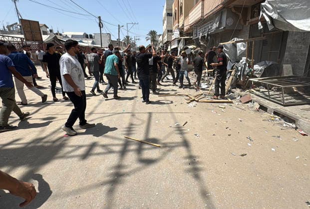 Palestinians gather after Israeli strike near al-Aqsa Martyrs Hospital Palestinians gather at the site of an Israeli airstrike near the entrance of al-Aqsa Martyrs Hospital in Deir al-Balah, central Gaza Strip, as ambulance crews evacuate wounded people from the scene, on July 25, 2026. Medical sources said that some of the injured were in critical condition. Photo by Ahmed Ibrahim apaimages Deir al-Balah Gaza Palestinian Territory 250726_Deir_al-Balah_AI_00(1) Copyright: xapaimagesxAhmedxIbrahimx xapaimagesx