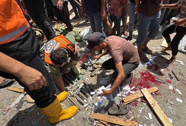 Palestinians gather after Israeli strike near al-Aqsa Martyrs Hospital Palestinians gather at the site of an Israeli airstrike near the entrance of al-Aqsa Martyrs Hospital in Deir al-Balah, central Gaza Strip, as ambulance crews evacuate wounded people from the scene, on July 25, 2026. Medical sources said that some of the injured were in critical condition. Photo by Ahmed Ibrahim apaimages Deir al-Balah Gaza Palestinian Territory 250726_Deir_al-Balah_AI_00(11) Copyright: xapaimagesxAhmedxIbrahimx xapaimagesx