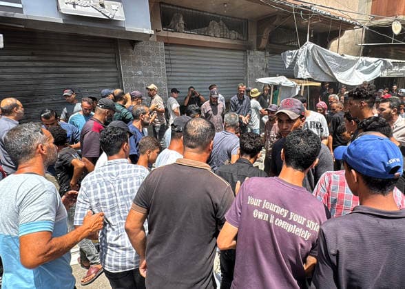 Palestinians gather after Israeli strike near al-Aqsa Martyrs Hospital Palestinians gather at the site of an Israeli airstrike near the entrance of al-Aqsa Martyrs Hospital in Deir al-Balah, central Gaza Strip, as ambulance crews evacuate wounded people from the scene, on July 25, 2026. Medical sources said that some of the injured were in critical condition. Photo by Ahmed Ibrahim apaimages Deir al-Balah Gaza Palestinian Territory 250726_Deir_al-Balah_AI_00(15) Copyright: xapaimagesxAhmedxIbrahimx xapaimagesx