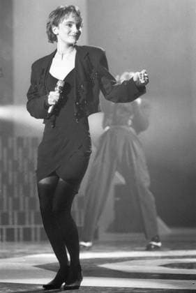 Patricia Kaas (Sängerin) 04 90 vZ Patricia Kaas während eines Auftritts bei Goldene Europa (SR ARD) am 12. April 1990 TV Fernsehen Fernsehsendung Show Fernsehshow Musikshow Musiksendung Deutscher Fernsehpreis Musikpreis Frankreich französisch französische Frau Gesang Pop Chanson Jazz Popmusik Schauspielerin french female singer hoch ganz stehend freistellbar Mikrofon haltend gestikulierend lächelnd Auftritt sw *** Patricia Kaas, singer, 04 90 BC. Patricia Kaas during a performance on *Goldene Europa* (SR ARD) on April 12, 1990. TV, television, TV show, music show, German Television Award, music award, France, French, French woman, singing, pop, chanson, jazz, pop music, actress French female singer, full-length shot, cropped