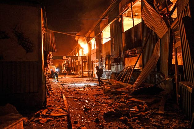 News Bilder des Tages Russian army attacks Zaporizhzhia with drones A shopping complex burns following a Russian attack in Zaporizhzhia, Ukraine, July 25, 2026. In the early hours of Saturday, July 25, Russian troops struck the southeastern Ukrainian city with drones, igniting a fire that spread through shops and trading pavilions over an area of about 900 square metres. A 63-year-old man was injured in the drone strike., Credit:Dmytro Smolienko Ukrinform Avalon Ukraine, Zaporizhzhia  Copyright: xDmytroxSmolienkox xUkrinformx xAvalonx 1118517036