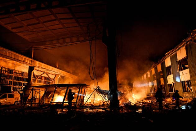 Russian army attacks Zaporizhzhia with drones A rescuer extinguishes a fire at a shopping complex caused by a Russian attack in Zaporizhzhia, Ukraine, July 25, 2026. In the early hours of Saturday, July 25, Russian troops struck the southeastern Ukrainian city with drones, igniting a fire that spread through shops and trading pavilions over an area of about 900 square metres. A 63-year-old man was injured in the drone strike., Credit:Dmytro Smolienko Ukrinform Avalon Ukraine, Zaporizhzhia  Copyright: xDmytroxSmolienkox xUkrinformx xAvalonx 1118517529